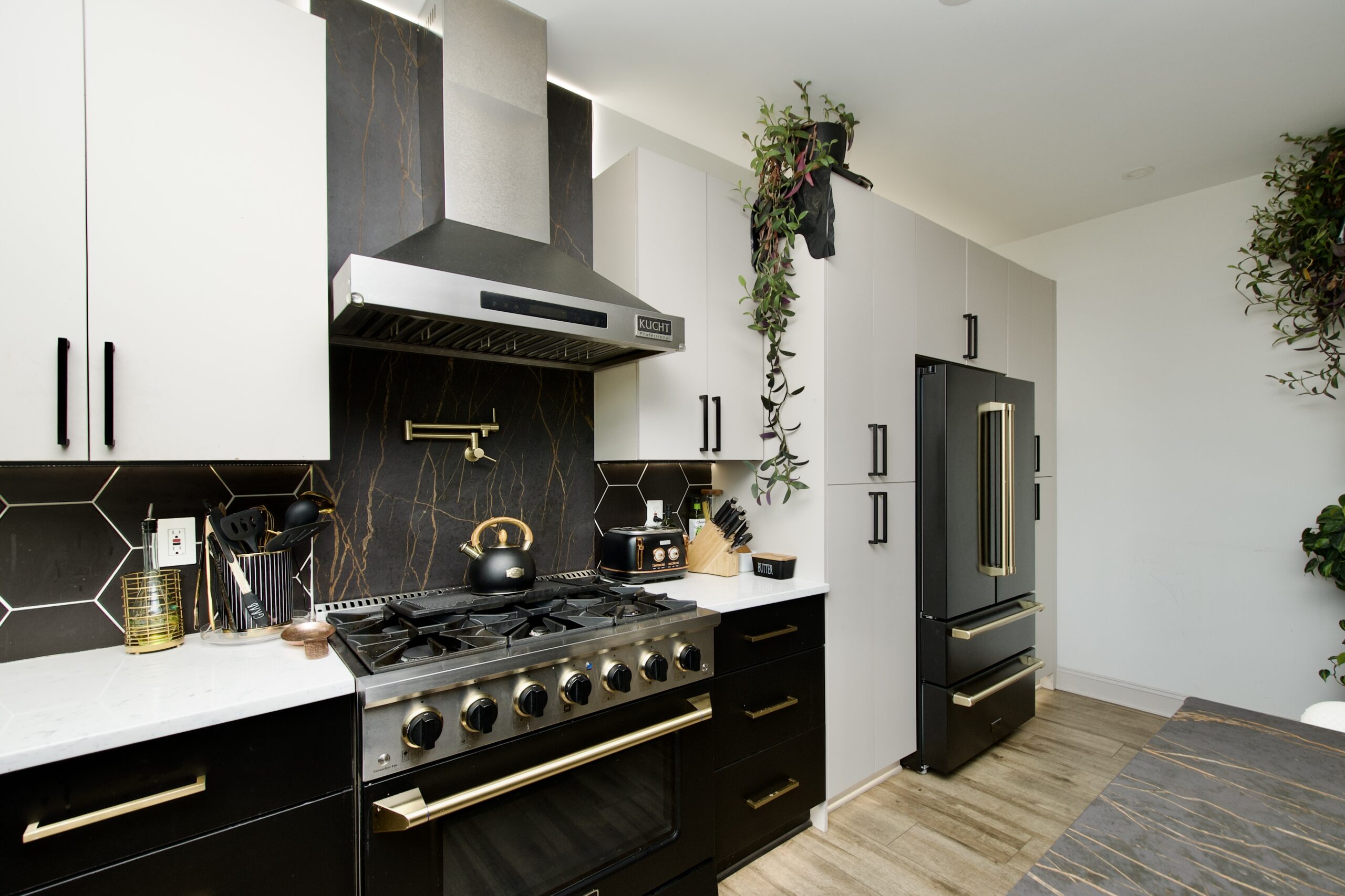 Modern warm kitchen finishes with custom range hood and layered textures